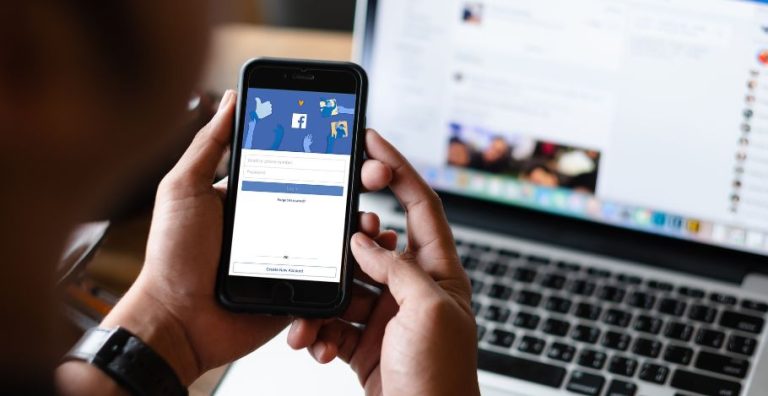 Jak sprawdzić kto odwiedza mój profil na Facebooku?