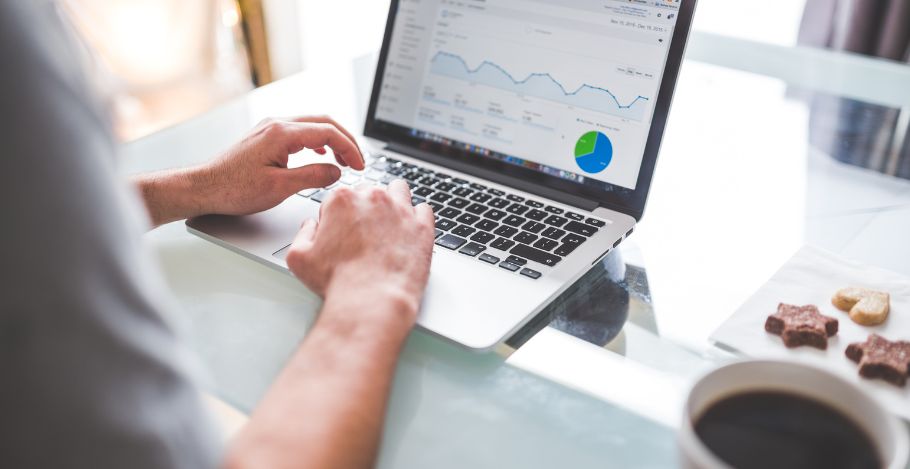 Rozliczenie kampanii Google Ads z agencją SEM – % czy godzinowe?