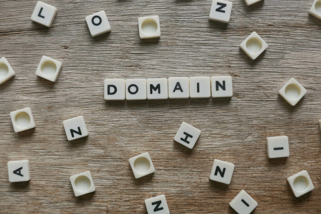 WHOIS – jak sprawdzić do kogo należy domena?