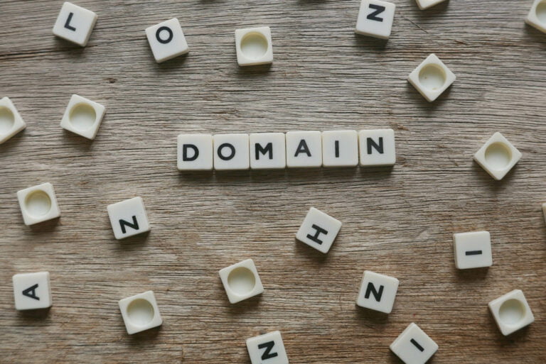 WHOIS – jak sprawdzić do kogo należy domena?