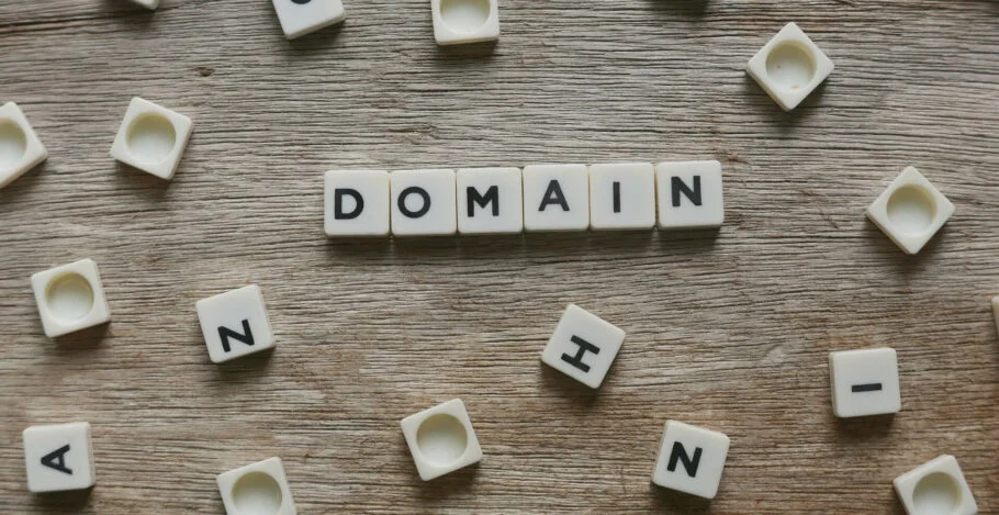 WHOIS – jak sprawdzić do kogo należy domena?