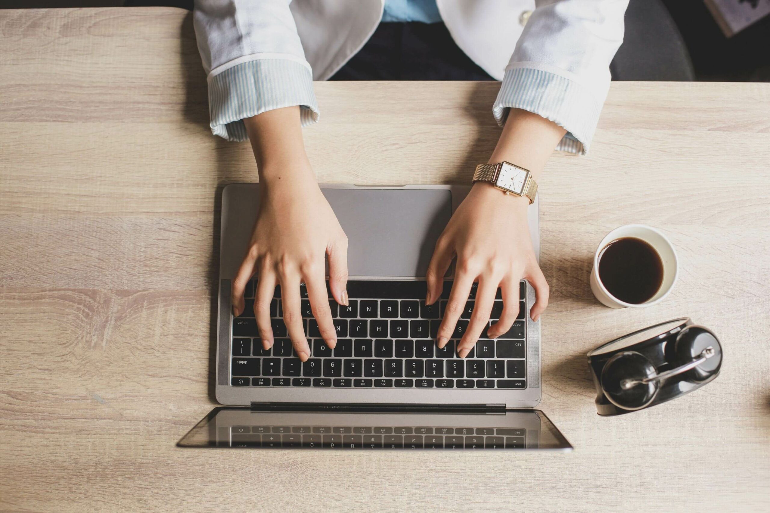 Typing c. Женские руки ноутбук. Офисный стол женщина руки. Женщина печатает. Копирайтер печатает.