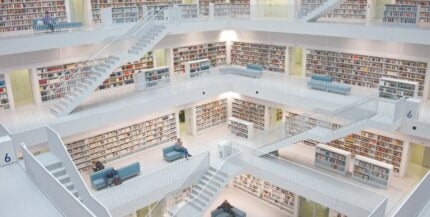 Kilkupiętrowa biblioteka z dużą ilością książek