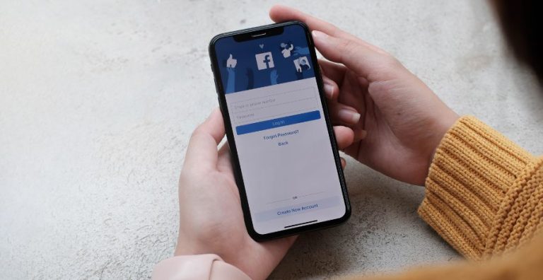 Zdjęcie w tle na Facebooku – wymiary, jak dodać i usunąć
