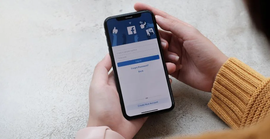 Zdjęcie w tle na Facebooku – wymiary, jak dodać i usunąć
