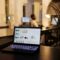 Laptop z danymi analitycznymi na ekranie