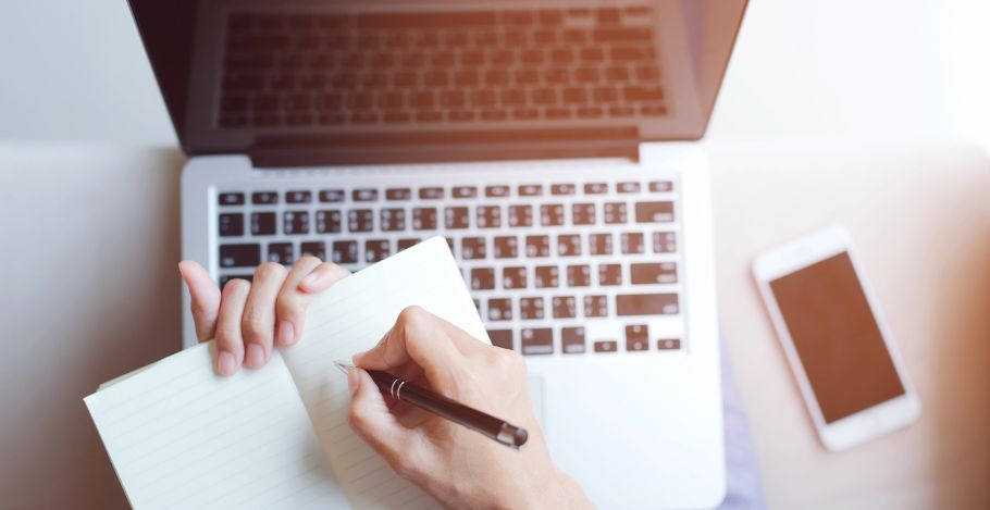 Dobry brief dla copywritera – co powinien zawierać i jak go napisać?